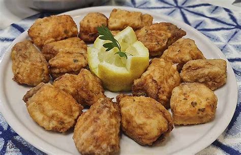  Cazón en Adobo: Un trionfo di sapori piccanti e aromi mediterranei che delizieranno il palato!