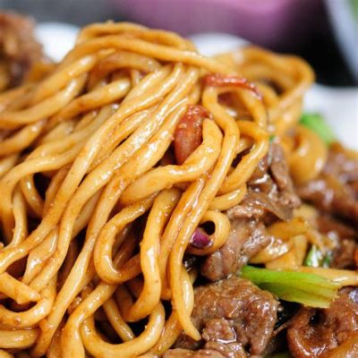  Hand-Pulled Noodles with Spicy Beef: A Symphony of Savory Umami and Irresistibly Tangy Delights?