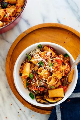   Pasta alla Norma: Un tripudio di sapori mediterranei intensificati da un'eruzioni di formaggio fritto!