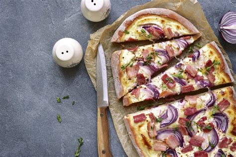 Tarte Flambée: Un trionfo di sapori rustici e croccanti che delizieranno il tuo palato!