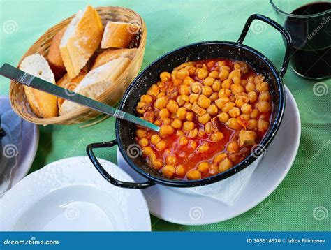  Callos con Garbanzos: Un piatto ricco e confortante che ti trasporta nelle atmosfere vibranti di una Siviglia notturna!