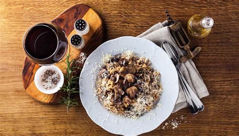  I Noodles Ai Funghi Di Jinchang: Una Sinfonia di Sapori Terreni e Note Delicate di Bosco!