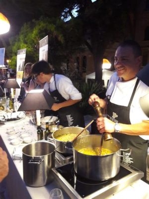  La Bouillabaisse: Una Sinfonia di Sapori dal Mare che Incanta il Palato con un Brodo Ricco e Aromatico!