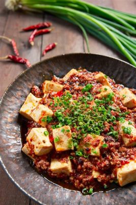  Mapo Tofu: Un piatto piccante e avvolgente con una texture incredibilmente cremosa!