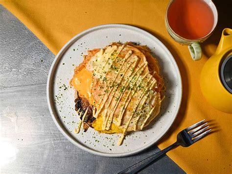  Okonomiyaki: Un piatto unico dal sapore umami che delizierà le tue papille!