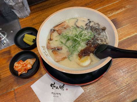  Ramen Hakata: Un trionfo di sapori cremosi e brodi profumati